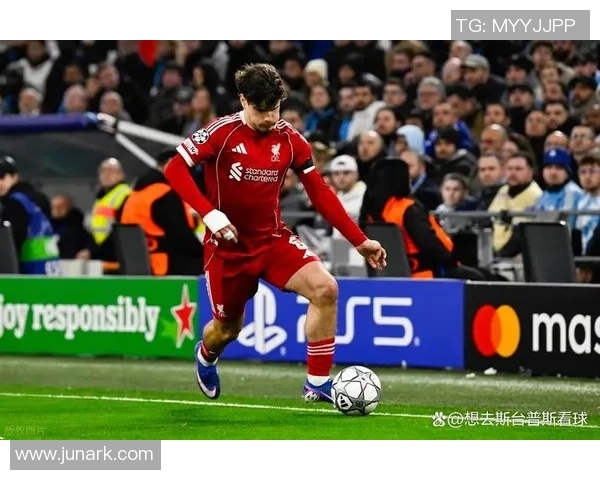欧冠激战利物浦险胜里昂乌龙球引发全场狂欢与转会传闻再起
