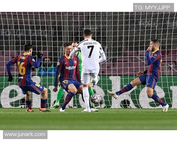 德甲精彩对决巴萨与尤文图斯战成平局神扑瞬间引发全场热烈反响